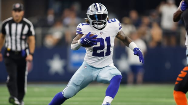 Sep 18, 2022; Arlington, Texas, USA; Dallas Cowboys running back Ezekiel Elliott (21) runs the ball in the fourth quarter against the Cincinnati Bengals at AT&T Stadium.